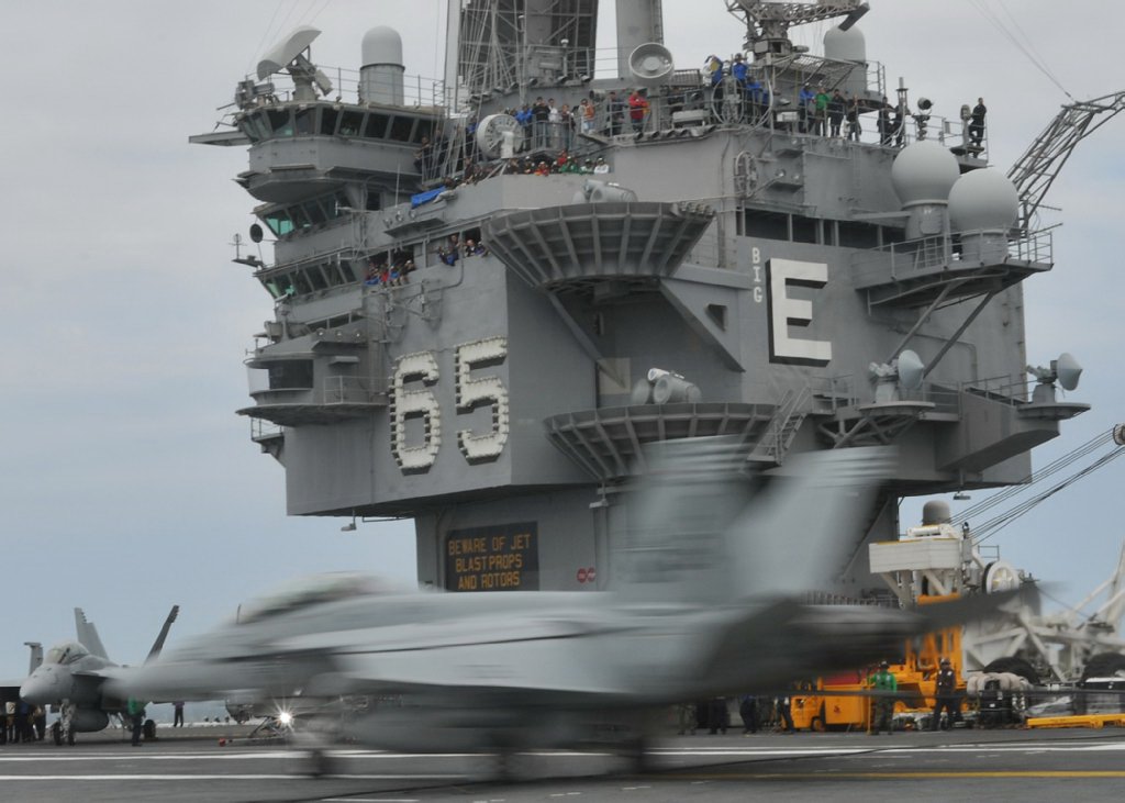 Vídeo: USS Enterprise (CVN-65) Flight Deck – Dia a dia no controle do caos